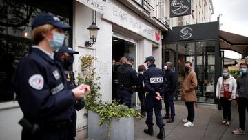 Police officers make a routine check in restaurants to verify compliance with COVID-19 sanitary measures in Vincennes, near Paris, amid the coronavirus disease (COVID-19) outbreak in France, April 29, 2021. REUTERS/Benoit Tessier