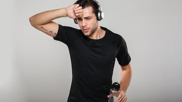 Una prenda de algodón peinado que bloquea la humedad en la zona de las axilas.