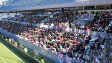 <b>UNA FIESTA. </b>Este es el aspecto que presentaba ayer la grada de La Rosaleda en el primer entrenamiento del año del equipo de Pellegrini.