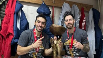 Facundo Campazzo y Luca Vildoza, con la Copa de Serbia ganada por el Estrella Roja.