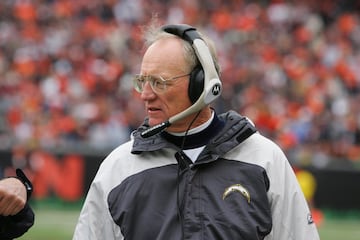 Head coach de Browns (1984-1988), Chiefs (1989-1998), Redskins (2001) y Chargers (2002-2006). Récord de 200-126-1, 5-13 en postemporada.