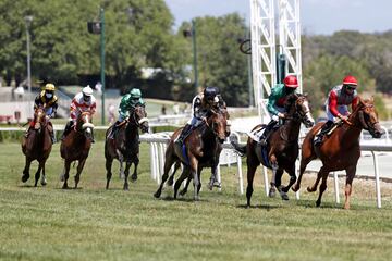 Gran ambiente en las gradas del Hipódromo de Madrid en la vuelta de las carreras de caballos tras la crisis del Covid-19.