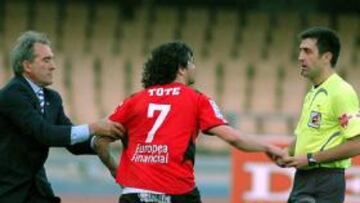 <b>CÓLERA. </b>Tote se lanzó indignado hacia Llorente Carcedo y el propio Goikoetxea tuvo que sujetarle.