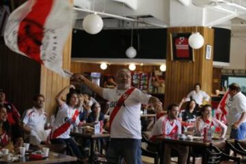 DEPORTES
LOS HINCHAS DE RIVER VIENDO EL PÁRTIDO EN BAR DEL ESTADIO.
FOTO ORTIZ GUSTAVO 16-12-15