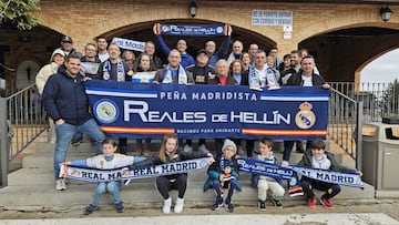 Los peñistas de Reales de Hellín posan para AS camino del Bernabéu.