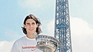 <b>PARÍS, A SUS PIES. </b>Nadal posó ayer ante la Torre Eiffel con la Copa.