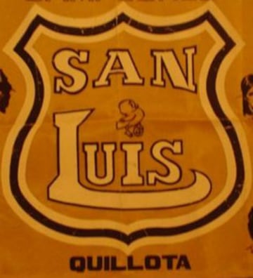 Uno de los primeros escudos del cuadro de Quillota. Destaca la presencia de un canario en el centro. Hay otra versión con el canario en la parte superior.