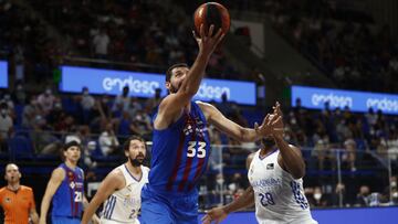 Nikola Mirotic, ala-pívot del Barça, lanza ante el Madrid en la final de la Supercopa Endesa 2021.