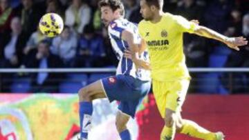 El defensa del Villarreal Mario Gaspar  y el defensa del Deportivo Juan Francisco Moreno, durante el partido de la decimosexta jornada de la Liga BBVA