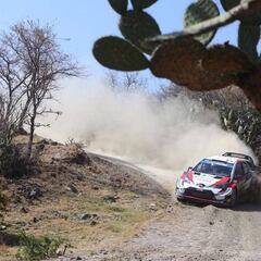 Kris Meeke, por delante de los Hyundai en Rally de México