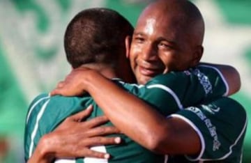 Campeón con Santiago Wanderers en 2001, el delantero es muy querido en Valparaíso. En Colo Colo no le fue del todo bien. 