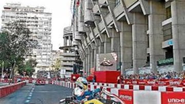<b>DIVERSIÓN Y ESPECTÁCULO. </b>El asturiano dio unas vueltas con kart ante miles de aficionados, hora y media después de entregar las becas de uno de sus patrocinadores.