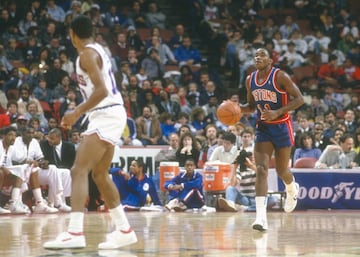 <b>- A?os en la NBA:</b> 1981-1994 <br> <b>- Equipos:</b> Detroit Pistons. <b>- Medias de su carrera:</b> 19,2 puntos, 3,6 rebotes, 9,3 asistencias. <br> <b>- Mejor temporada:</b> (1984-85) 21,2 puntos, 4,5 rebotes, 13,9 asistencias. <br> <b>- Méritos:</b> 2 veces campeón, 1 vez MVP de las Finales, 12 veces all star, 3 veces en el Mejor Quinteto. <br> <br> Un competidor excepcional que llevó a los Bad Boys a dos títulos seguidos y peleó con los Lakers de Magic, los Celtics de Bird, los Bulls de Jordan. Sensacional pasador, de físico eléctrico y con rapidez e inteligencia para anotar en la zona ante interiores mucho más lentos y pesados. Un jugador excepcional y hoy en dia algo infravalorado.