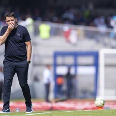 Nicolás Larcamón y el costal de goles que ha recibido en sus últimos partidos