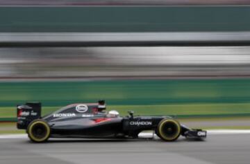 Fernando Alonso con su McLaren Honda en el GP de Inglaterra.
