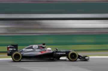 Fernando Alonso con su McLaren Honda en el GP de Inglaterra. 