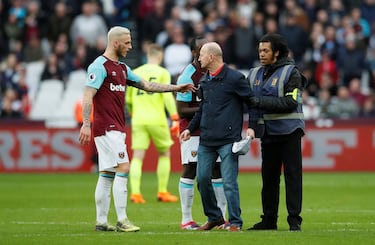 Tras la derrota de 0-3 ante el Burnley, seguidores de los Hammers ingresaron al campo para recriminar a sus jugadores.