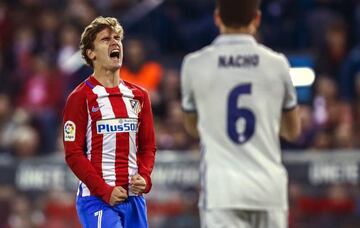 Griezmann se lamenta en el partido contra el Real Madrid.