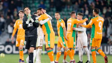 ELCHE (ALICANTE), 24/02/2023.- El portero del Elche Edgar Dadía (i) se lamenta tras el encuentro de LaLiga que Elche CF y Real Betis disputaron este viernes en el estadio Martínez Valero, en Elche. EFE / Manuel Lorenzo
