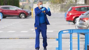 El t&eacute;cnico azulgrana Svetislav Pesic hace la se&ntilde;al de &#039;todo va bien&#039; a su llegada a la Ciudad Deportiva Joan Gamper.