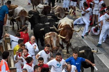 Imágenes del séptimo encierro de los Sanfermines 2022. La ganadería encargada de los toros de este séptimo encierro será la de Victoriano del Río, una de las más importantes del panorama taurino nacional.