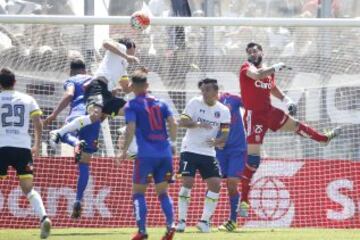 El jugador de Colo Colo Julio Barroso, izquierda, marca su gol contra Universidad de Chile durante el partido de primera division disputado en el estadio Monumental de Santiago, Chile.