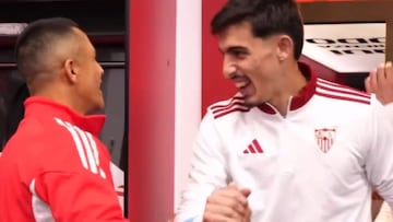 Sevilla gana, los jugadores llegan al camarín y esto hace Alexis Sánchez: es viral