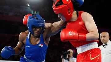 Paris 2024 Olympics - Boxing - Women's 75kg - Final - Roland-Garros Stadium, Paris, France - August 10, 2024. Atheyna Bibeichi Bylon of Panama in action against Qian Li of China. REUTERS/Peter Cziborra