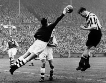 Robledo anot&oacute; cuatro goles en un partido el 15-09-1951, en la goleada de Newcastle 7-1 sobre Burnley.