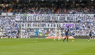 La Grada Joven de animación del Real Madrid porta una pancarta que pone: "Por este escudo hay que morir en las gradas y en el campo". 