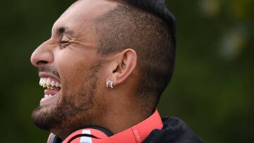 Nick Kyrgios ríe a su llegada a un entrenamiento en Wimbledon.