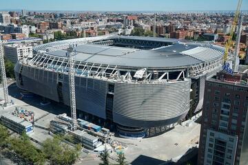 Las obras de remodelación del estadio del Real Madrid siguen su curso sin descanso a pocos meses de su inauguración. El club blanco presentado nuevas instantáneas del interior y de la fachada del estadio.