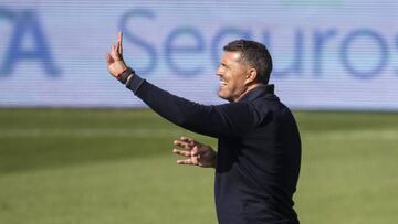 Óscar García da indicaciones a sus pupilos durante el partido contra el Villarreal en Balaídos.