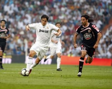 Temporada 09/10. Real Madrid y Deportivo de la Coruña abren el campeonato el 29 de agosto de 2009. En imagen, Kaka en jugada.