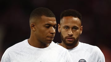 Paris (France), 06/09/2022.- Paris Saint Germain's Neymar Jr (R) and Kylian Mbappe go through warm-up routines prior to the UEFA Champions League first leg group H soccer match between Paris Saint-Germain (PSG) and Juventus FC in Paris, France, 06 September 2022. (Liga de Campeones, Francia) EFE/EPA/Mohammed Badra
