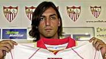El jugador sevillista Javi Navarro con la camiseta de su nuevo equipo. (EFE)