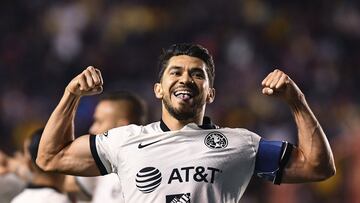 Henry Martin festeja un gol con el América .