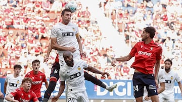 PAMPLONA, 24/08/2025.- El defensa del Valencia César Tárrega (i) cabecea un balón durante el partido de LaLiga entre el Osasuna y el Valencia, este domingo en el estadio del Sadar. EFE/ Jesús Diges