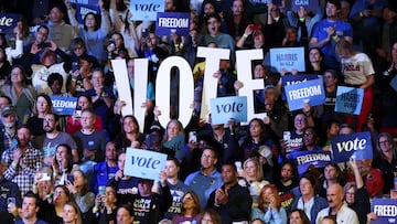 Supporters react as former U.S. President Barack Obama attends a campaign rally for Democratic presidential nominee U.S. Vice President Kamala Harris in Philadelphia, Pennsylvania, U.S., October 28, 2024. REUTERS/Eloisa Lopez