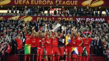 Los jugadores del Sevilla celebran la Europa League.