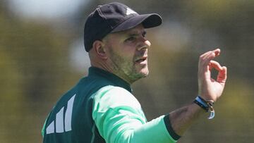 Fredi Álvarez, entrenador del Celta Fortuna, durante un entrenamiento.