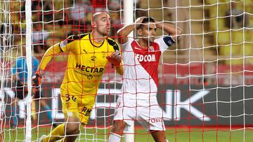 Falcao se lamenta ante una opción de gol perdida
