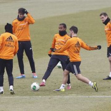 El central castillista Derik, en la imagen entre Morata e Isco, subió ayer al entrenamiento del primer equipo junto al también defensa Diego Llorente. Éste último tiene más opciones que Derik de entrar en la lista.