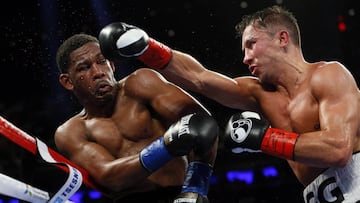 Daniel Jacobs esquiva un golpe de Gennady Golovkin.