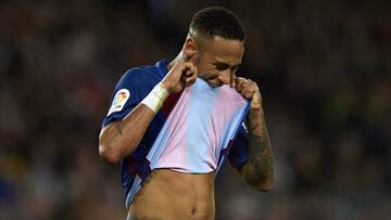 Neymar se lamenta tras un lance en el Barcelona-Málaga.
