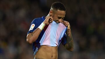 Neymar se lamenta tras un lance en el Barcelona-M&aacute;laga.