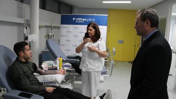 Hugo Mallo se somete a una analítica de sangre ante la presencia de Juan José García Cota, jefe de los servicios médicos del Celta.