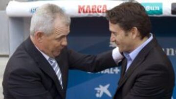 El entrenador del Espanyol, el mexicano Javier Aguirre (i) saluda al técnico de la Real Sociedad, el francés Philippe Montanier.