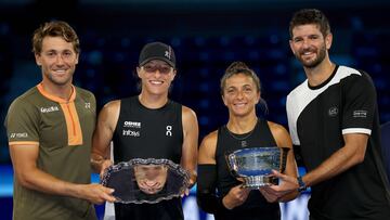 NEW YORK, NEW YORK - AUGUST 20: Casper Ruud of Norway, Iga Swiatek of Poland, Sara Errani and Andrea Vavassori of Italy pose with their trophies after the Mixed Doubles Finals of the US Open at USTA Billie Jean King National Tennis Center on August 20, 2025 in New York City. Matthew Stockman/Getty Images/AFP (Photo by MATTHEW STOCKMAN / GETTY IMAGES NORTH AMERICA / Getty Images via AFP)
