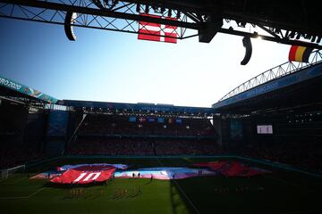 Homenaje a Christian Eriksen. Todo el estadio, árbitro incluido, aplauden al jugador del Inter.